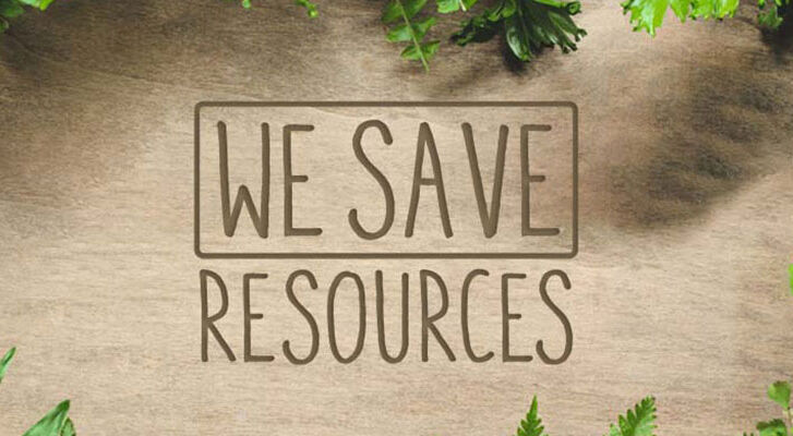 Schriftzug We Save Resources auf Holzuntergrund