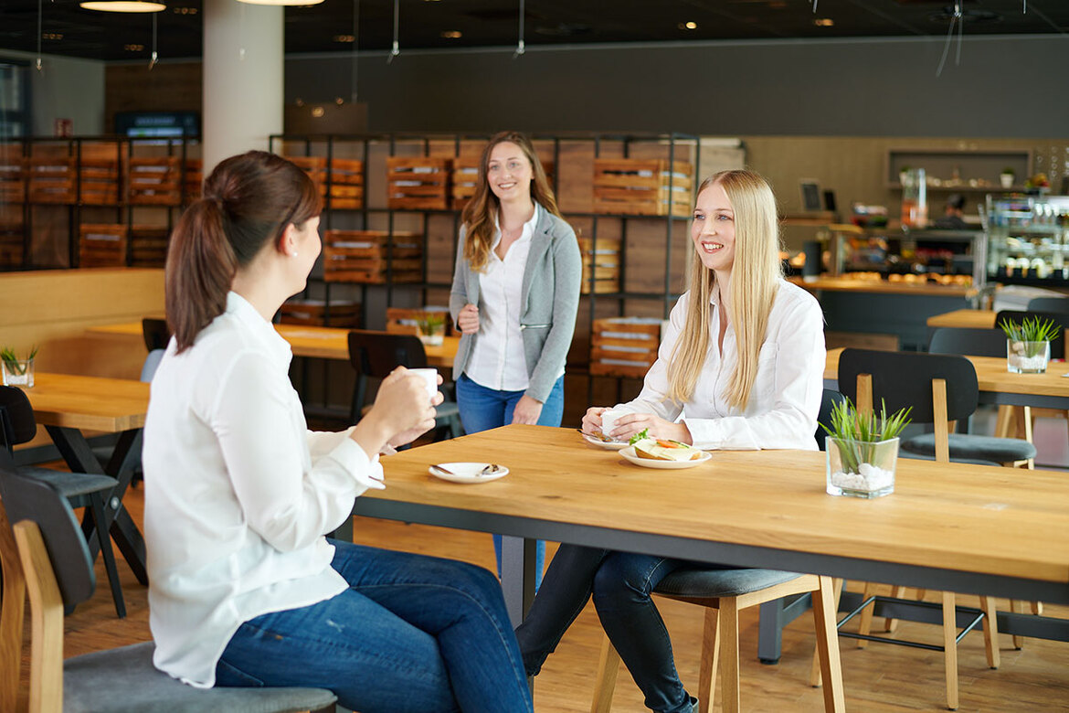 Drei junge Frauen in Woolworth Betriebsrestaurant