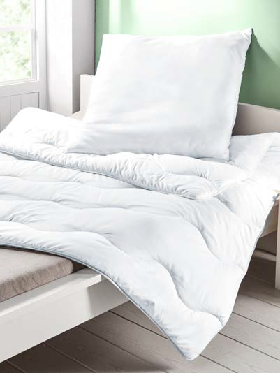 Kissen und Bettdecke auf einem Bett