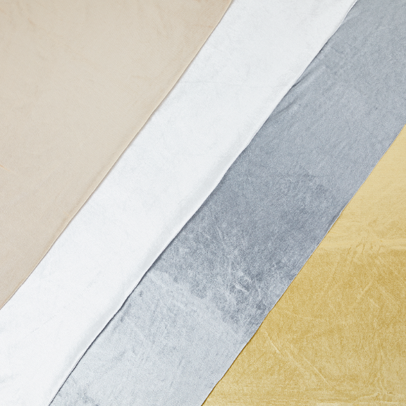 Goldenes, weißes und silbernes Pannesamt 