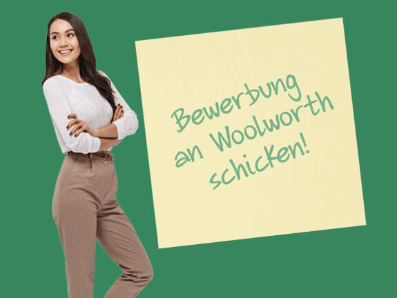 Junge Frau neben Notizzettel mit der Beschriftung "Bewerbung an Woolworth schicken"