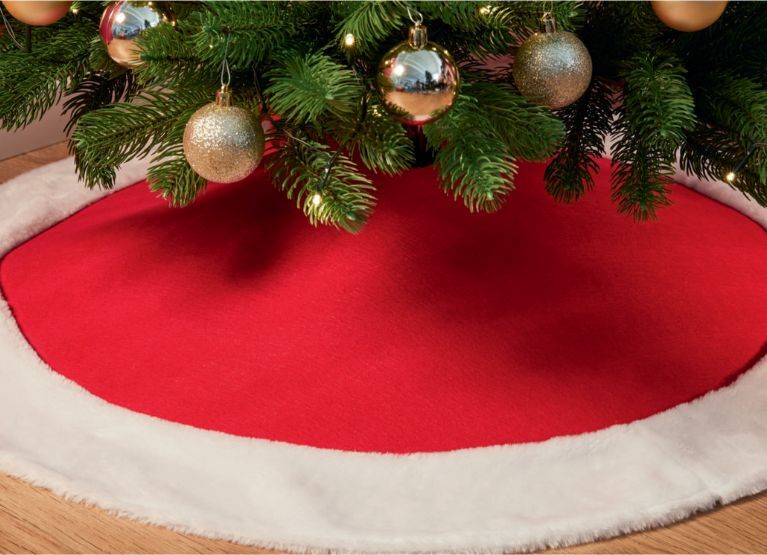 Roten Hintergrund mit einem Teil eines Weihnachtsbaus mit goldenen Kugeln 