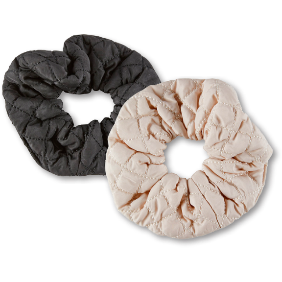 Zwei Haargummis in Schwarz und Weiß bzw. Beige