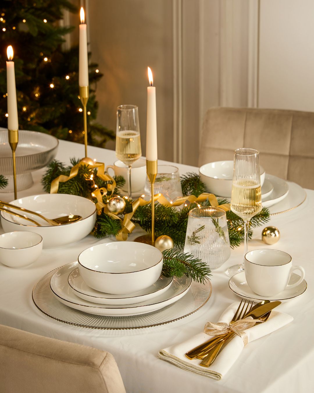 ✨🍽️ Glanz für deinen Weihnachtstisch! 🍽️✨ Unsere elegante Geschirrserie Goldrand Coupe und die…