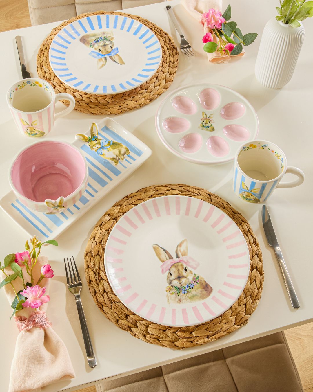 🌸🐰 Frühlingshafte Tischdeko mit Oster-Charme! 🐰🌸 Mit diesem liebevoll gestalteten Geschirr mit&hellip;